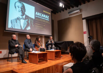 En sesión de escucha, la FONOTECA Nacional celebra a Luis Arcaraz en la voz de Juan Gabriel