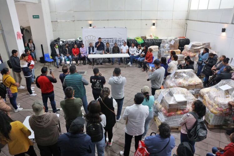 Omar Muñoz y Tere Alfaro entregan insumos alimentarios a escuelas