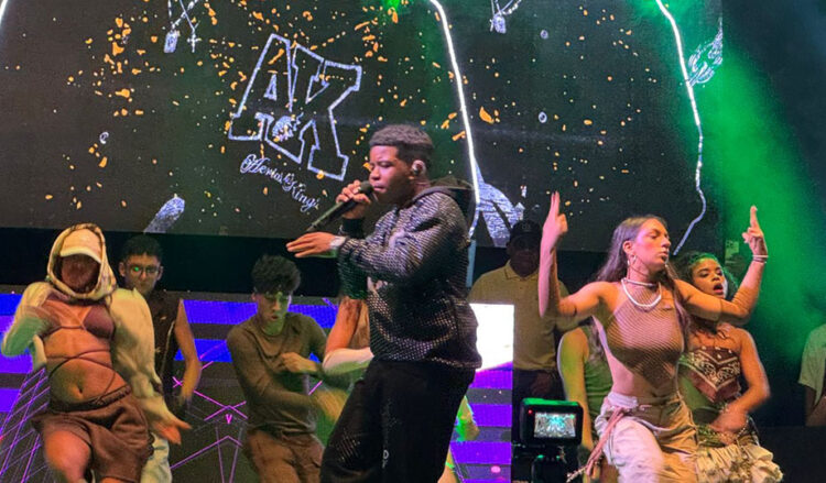 Oyeid King Debuta como Cantante en su Tierra Natal