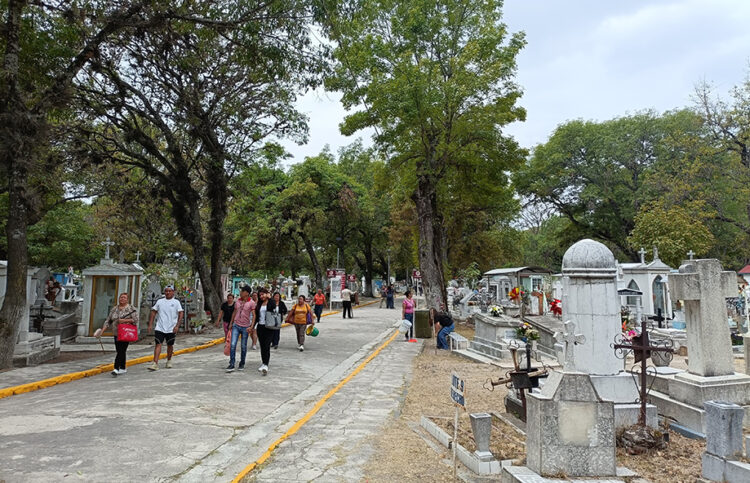 Garantiza Gobierno de la Ciudad seguridad de visitantes al Panteón Municipal por Día del Padre