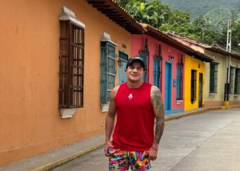Yoel Díaz, el periodista, llega a Choroní para descubrir los tesoros de este pueblo en el estado Aragua