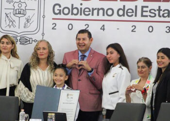 Gobierno estatal reconoce a jóvenes poblanos por su excelencia deportiva y científica