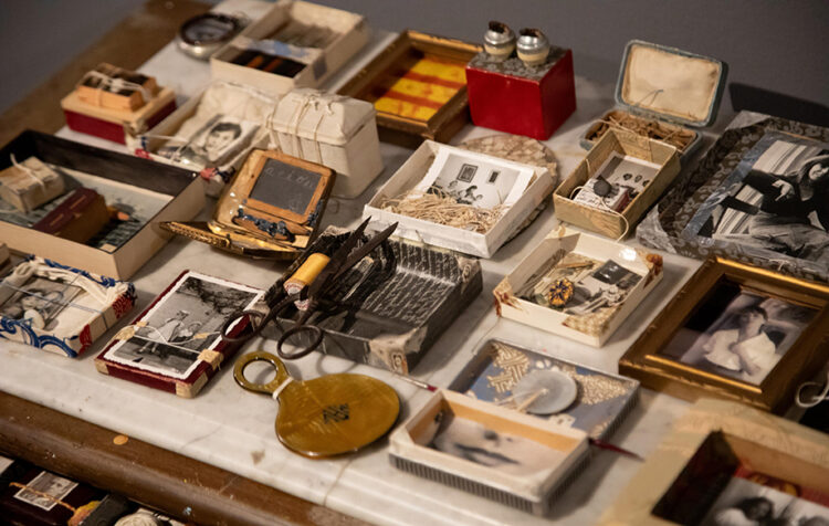 El Museo de Arte Carrillo Gil se transforma en la casa de Yani Pecanins, con la exposición “Las cosas sencillas”