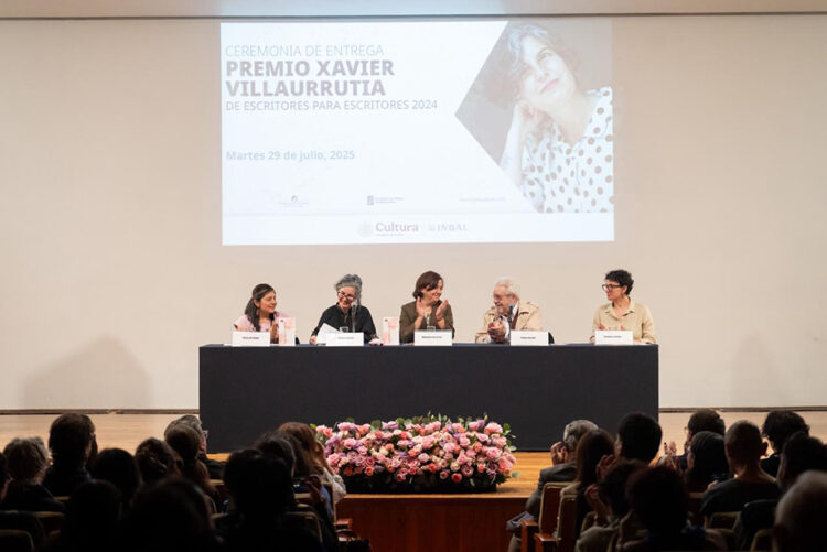El INBAL entrega el Premio Xavier Villaurrutia a Mónica Nepote