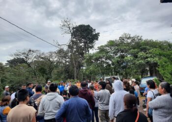 Vecinos supervisan avance de obra de drenaje