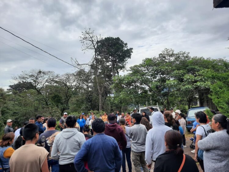 Vecinos supervisan avance de obra de drenaje