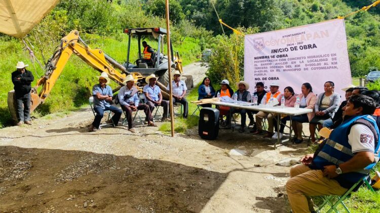 Pavimentan en Coyomeapan el Barrio Analco
