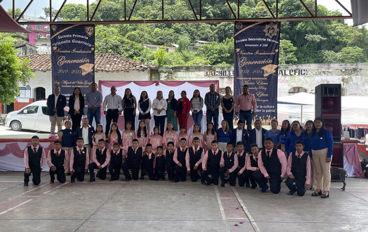 Niños de primaria y secundaria celebran su graduación en Jopala