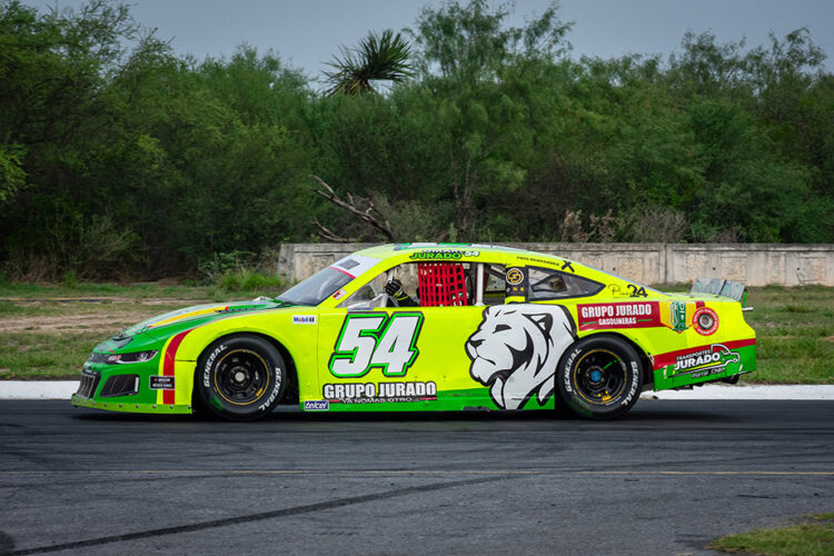 Contacto arruina el plan de Omar Jurado en NASCAR México Monterrey