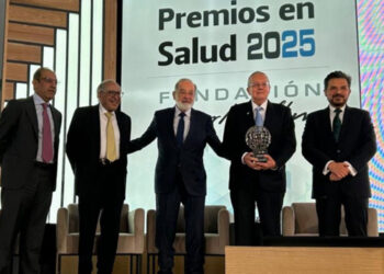 Entregan reconocimiento a la trayectoria del Dr. Guillermo Ruiz Argüelles, miembro del Consejo Consultivo de la Anáhuac Puebla