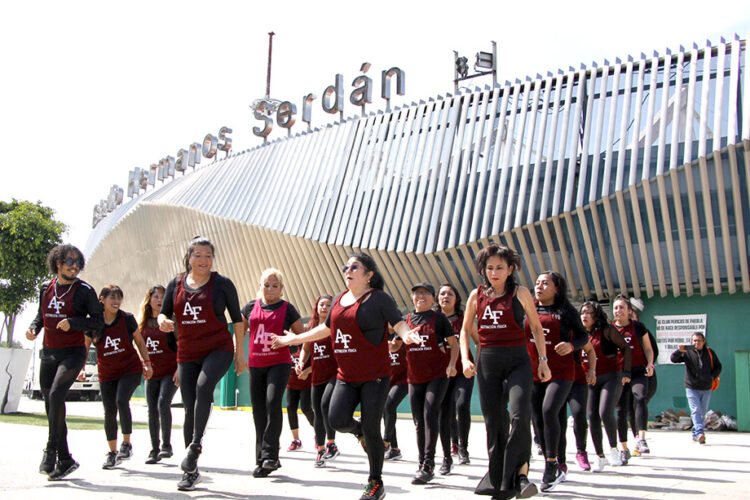 Participan activadoras físicas del IMDP en feria gratuita “Safe por la salud”