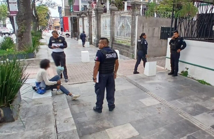 Unidos por la construcción de la paz, Policía Auxiliar resguarda a menor extraviada