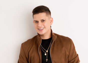 Pedro Carvajal lanza el tema ‘Decídete’ junto a la leyenda del acordeón Rolando Ochoa