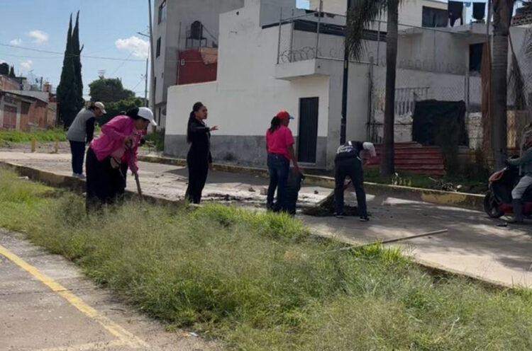 Delegados de Deporte y Juventud participan en faena comunitaria en Aparicio