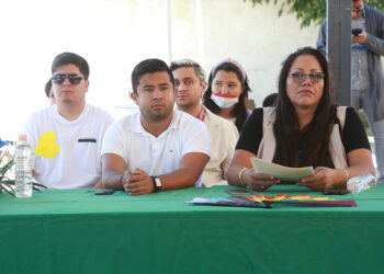 Entrega Gabriela Chumacero apoyos del Programa de Obra Comunitaria