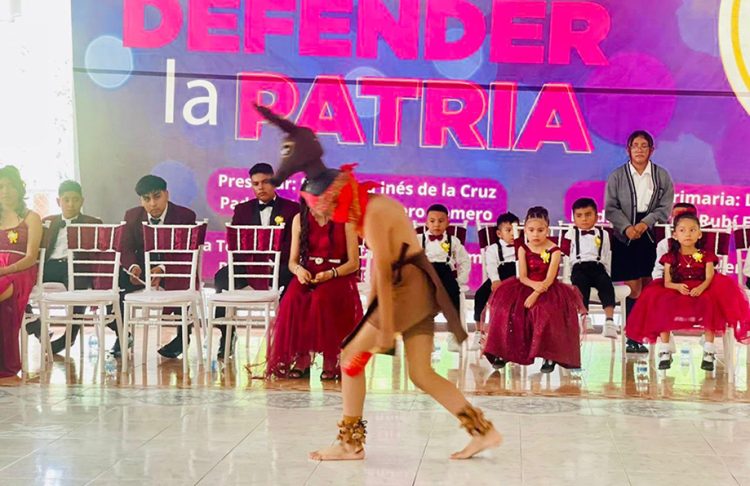 Se gradúan niños y jóvenes con arte y buena formación académica