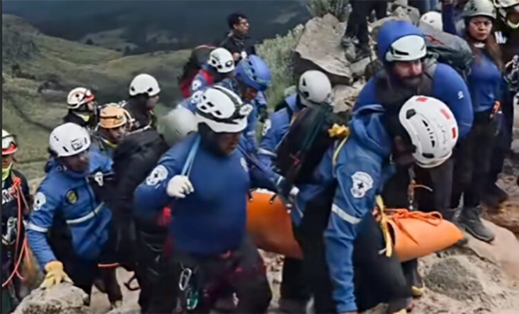 Rescatan a menor de 14 años del Iztaccíhuatl quien murió congelado