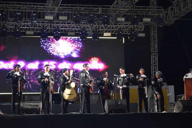 Interpretan el «Huapango de Moncayo” un ensamble de 10 mariachis