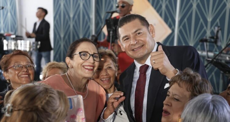 Con sensibilidad y cuidados, Gobierno de Puebla fortalece la paz en Casa del Abue