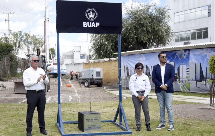 Rectora Lilia Cedillo coloca primera piedra de un nuevo edificio para la Preparatoria Lázaro Cárdenas del Río