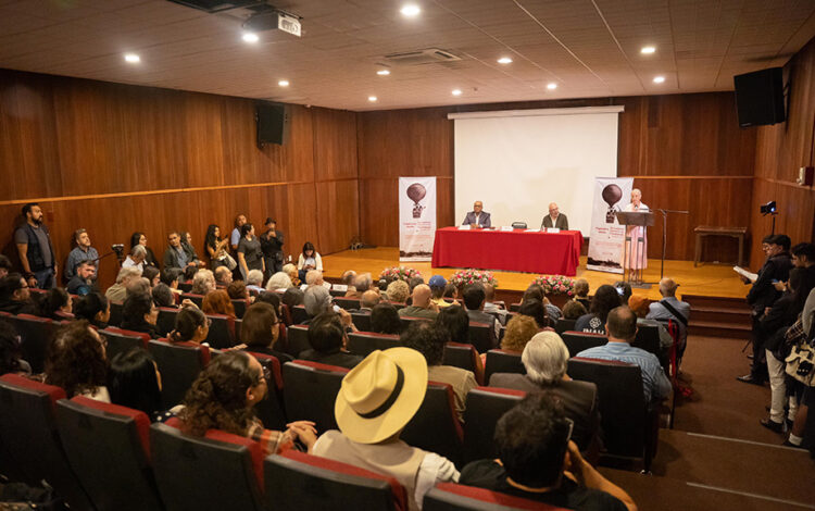 Maritza López y John O’leary reciben la medalla al mérito fotográfico en el XXVI Encuentro Nacional de Fototecas