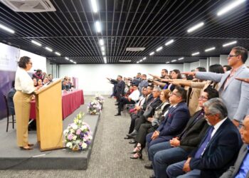 IAP celebra ceremonia de grado en el Congreso del Estado