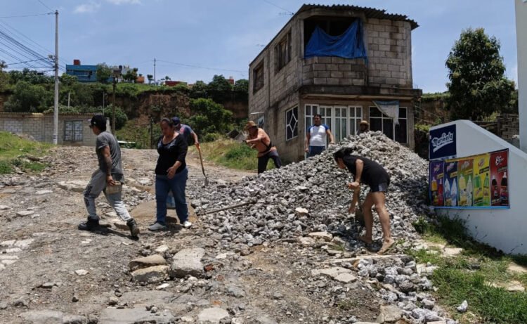 Realizan faena comunitaria para reparar calles afectadas por lluvias