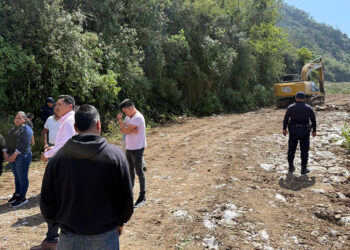 Supervisan obra de revestimiento en Xochiapa