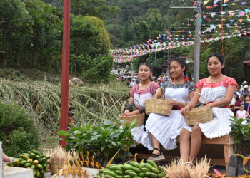 Con un vibrante desfile cultural, inicia la Feria de Huitzilan de Serdán 2025