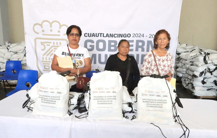 Tere Alfaro entrega despensas a personas en situación de vulnerabilidad