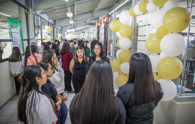Estudiantes exponen proyectos finales en UTTECAM