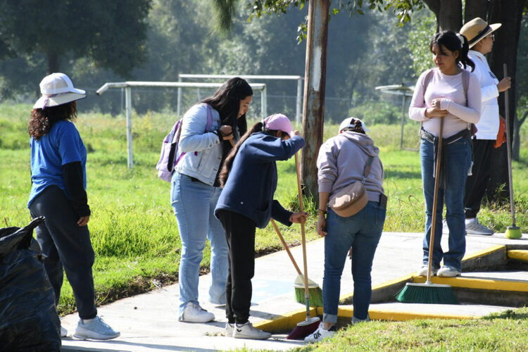 UTH lleva a cabo faena en las áreas verdes de la institución