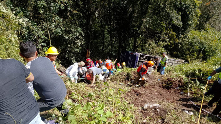 Diferentes áreas del Gobierno del Estado atendieron accidente en la México-Tuxpan