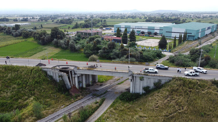Secretaría de Infraestructura efectúa cierre temporal en acceso al aeropuerto por socavón