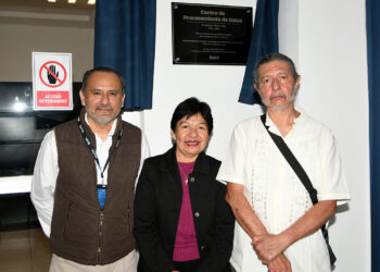 La Rectora Lilia Cedillo devela placa conmemorativa en reconocimiento a la labor del doctor Manuel Martín Ortiz