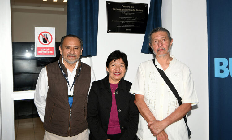 La Rectora Lilia Cedillo devela placa conmemorativa en reconocimiento a la labor del doctor Manuel Martín Ortiz