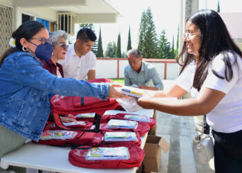 Continúa el programa Amoxtli entregando mochilas y kits escolares en San Pedro Cholula