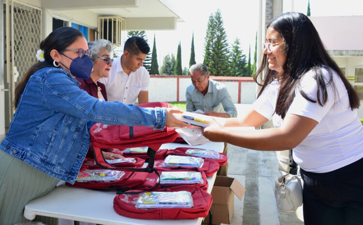 Continúa el programa Amoxtli entregando mochilas y kits escolares en San Pedro Cholula