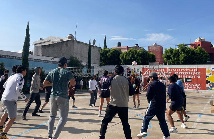 Donan material deportivo a la Casa del Estudiante Hermanos Serdán