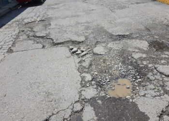 Exigen atención a problemas de bacheo y alcantarillado