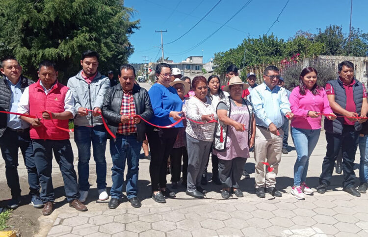 Inauguran pavimentación en San Miguel Tianguistenco