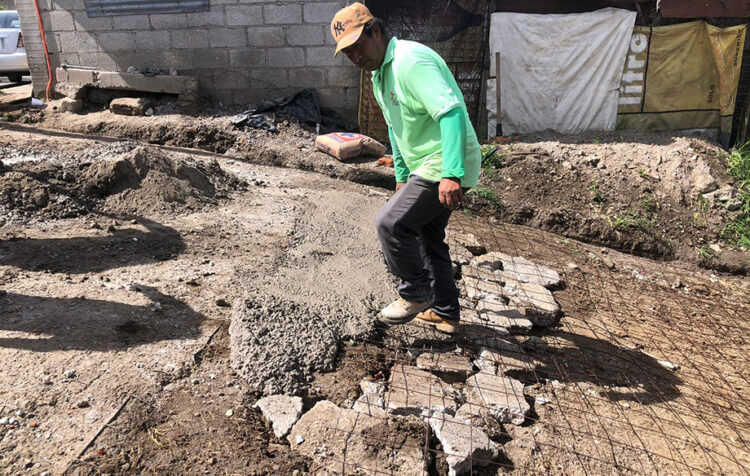 Colonos de la Tlanesse hacen faena para mejorar su calle