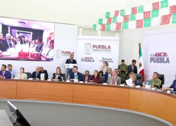 Exhorta el Gobernador Alejandro Armenta a poblanos migrantes a invertir en Puebla durante videoconferencia con Bucio Mujica