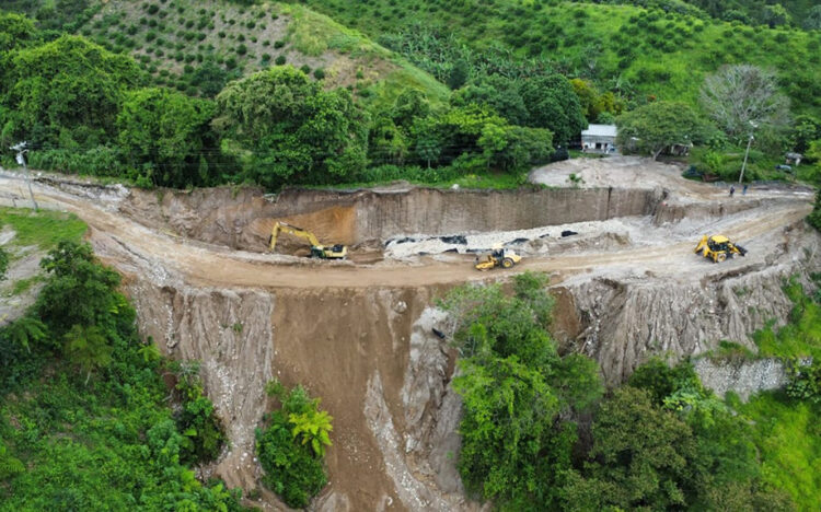Atiende Gobierno Estatal deslaves en carretera Las Margaritas – Acateno – Tlapacoyan en Hueytamalco