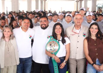 Entregan paquetes de bienvenida a estudiantes de la Universidad del Deporte