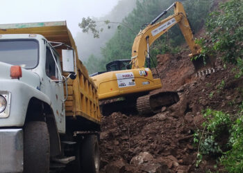Secretaría de Infraestructura intervine carretera en Naupan bloqueada por derrumbe