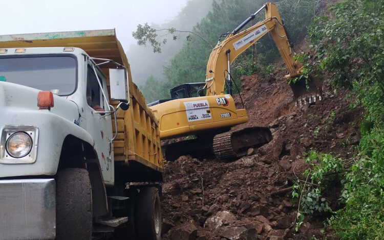 Secretaría de Infraestructura intervine carretera en Naupan bloqueada por derrumbe