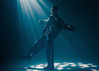 Kevin Aguilar honra al Divo de Linares con el clásico “Digan lo que digan”