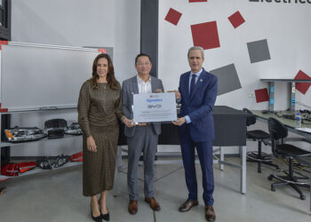 BYD dona vehículo eléctrico a UPAEP