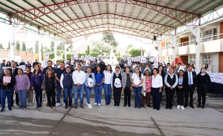 Continúa Lupita Cuautle Torres con la entrega de kits de útiles escolares gratuitos